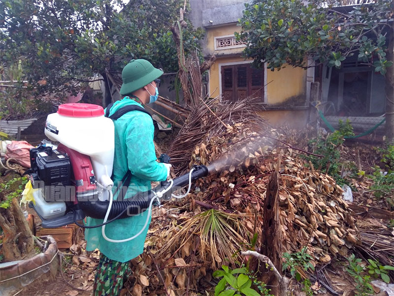 Phun thuốc khử khuẩn môi trường tại nhà dân.